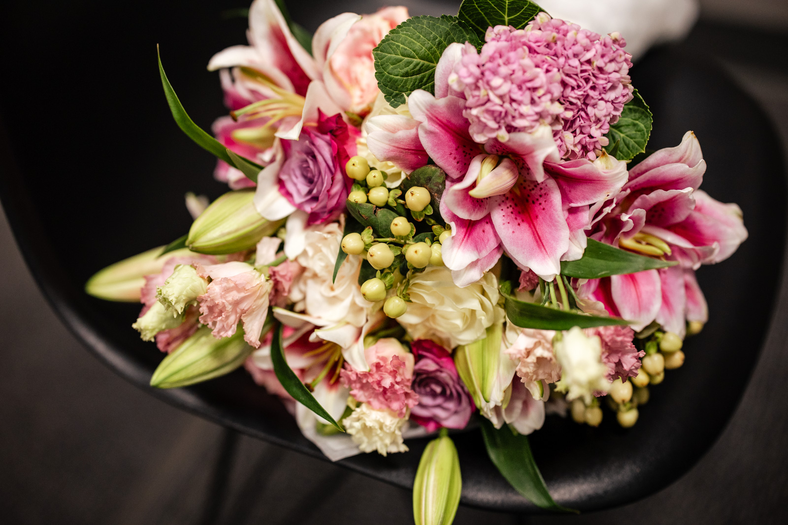 Chicago Art Institue Engagement_Lavita Photography-1 Chicago proposal photographer pink roses lilies bouquet