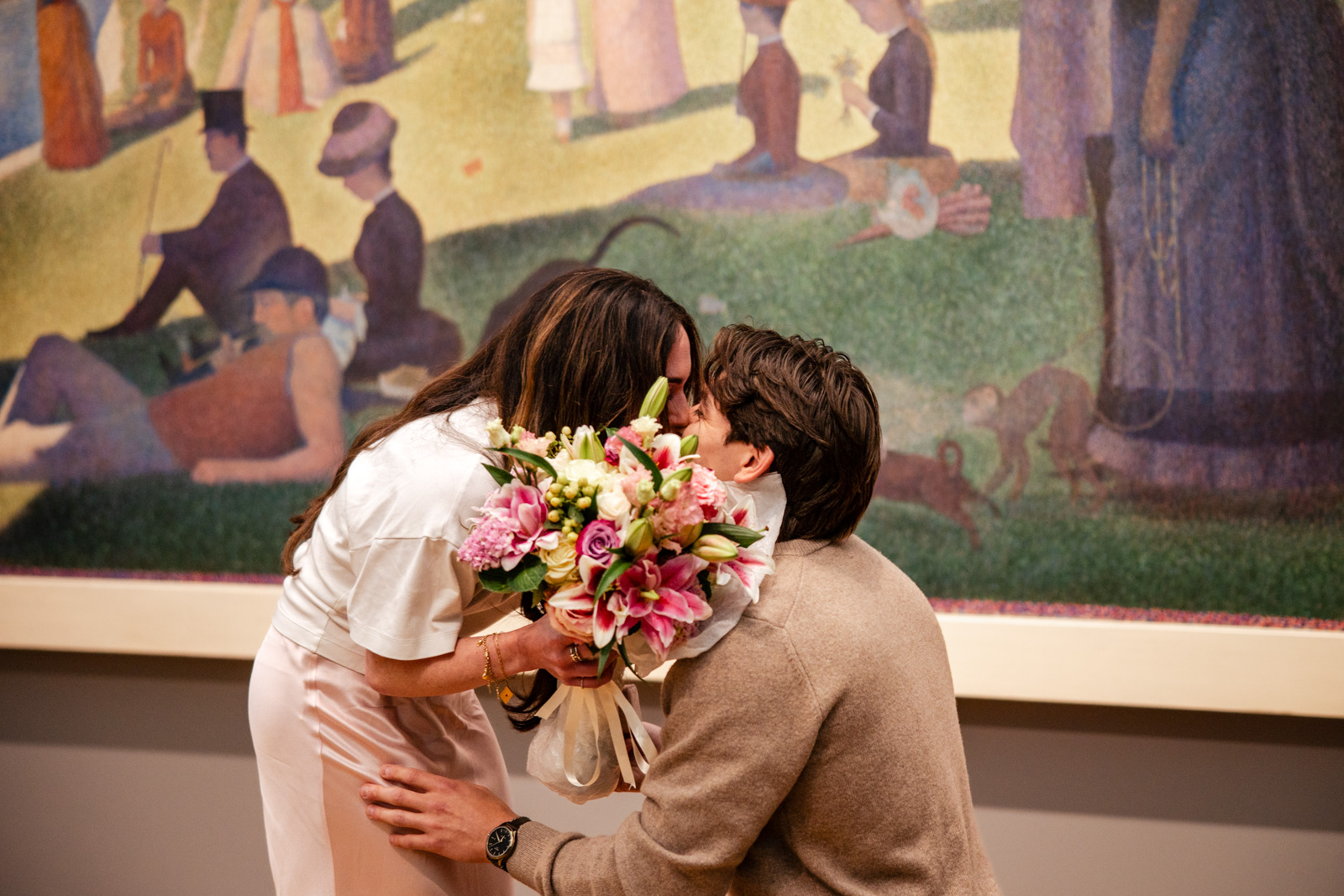 Chicago Art Institue Engagement_Lavita Photography-11 Couple at proposal Art Institute Chicago exhibition room